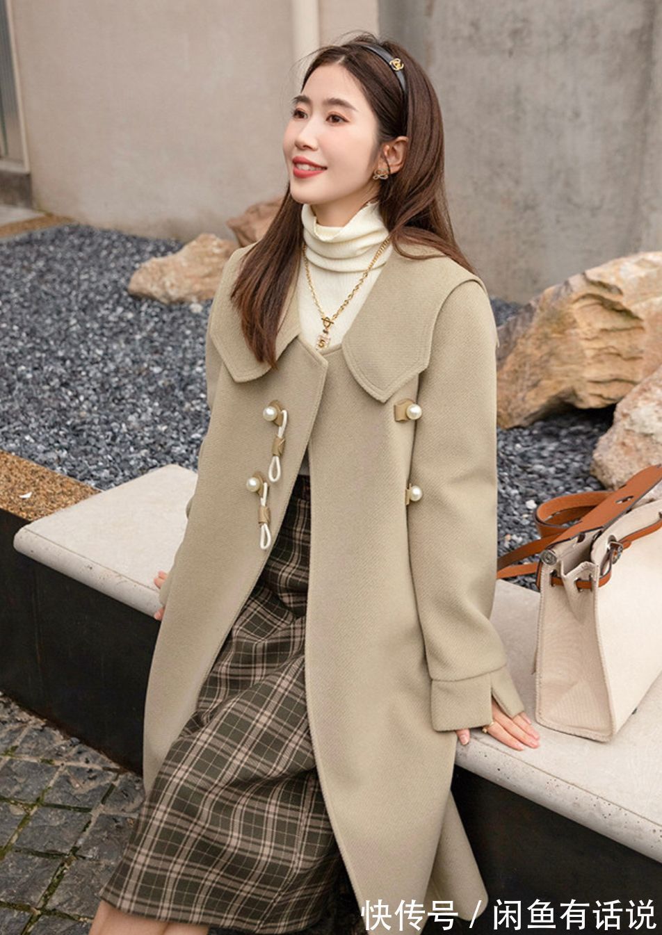 中年女人 过完一半冬天才发现:中年女人穿大衣时,还是配“半裙”最显气质