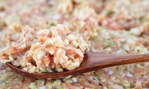 饺子|调肉馅时，用料酒去腥就错了，看看饭店的做法，肉馅鲜嫩又多汁