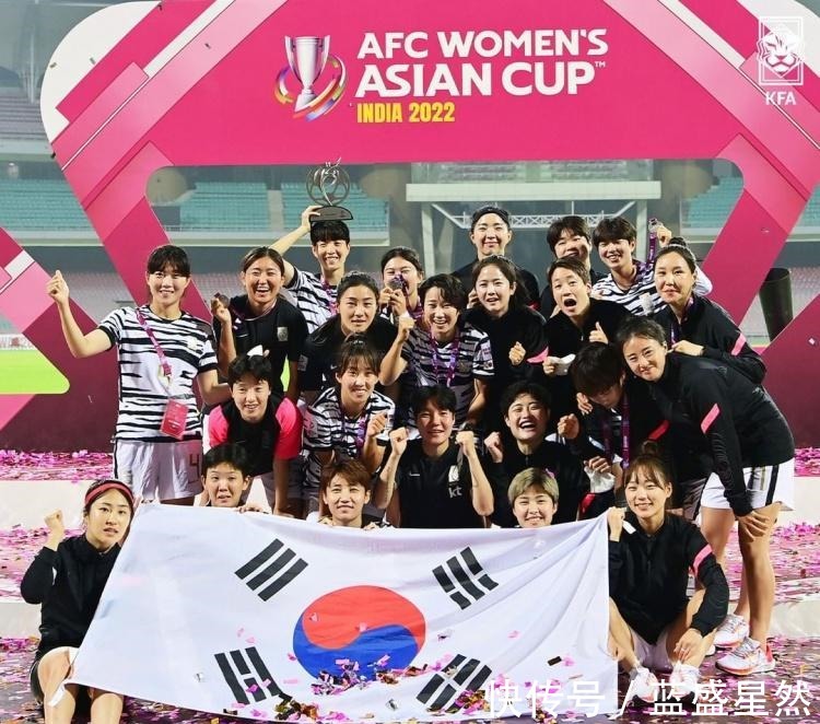韩国女足|依然微笑创造最佳战绩,韩国女足赛后愉快合影留念!