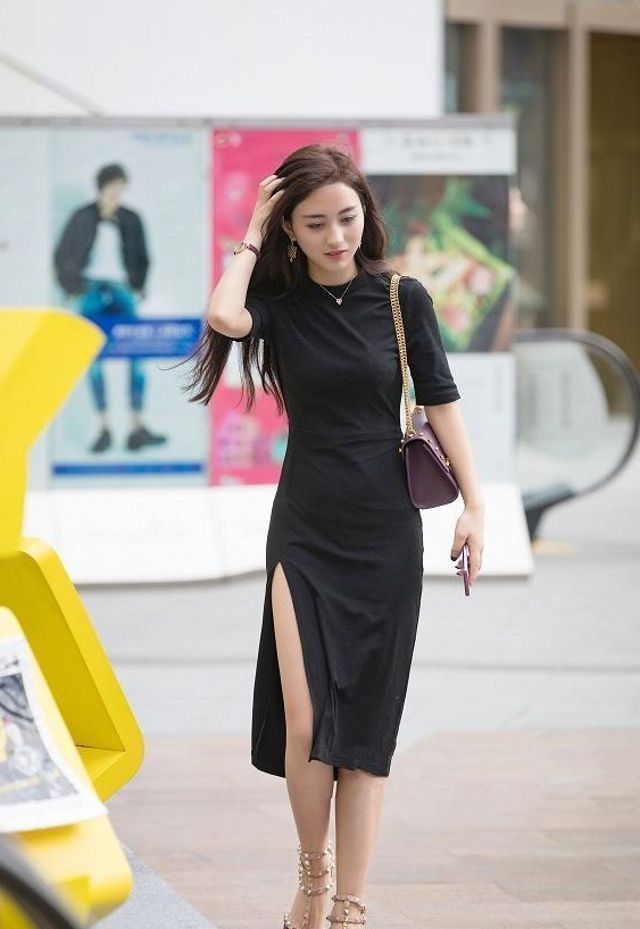 街拍青春洋溢的紧身裙美女,彰显潮流的气息