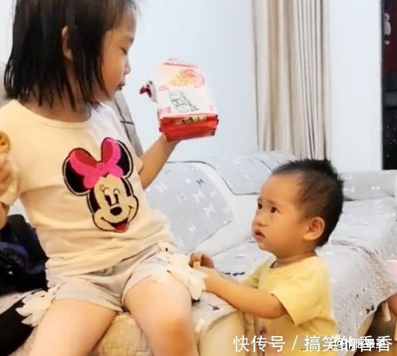 饼干|弟弟哭闹要饼干,姐姐吼一声弟弟立马认怂,网友:教育弟弟要趁早