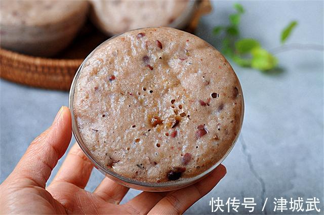 儿子爱上这早餐,粉粉糯糯特松软,10分钟连碗端上桌,好吃!