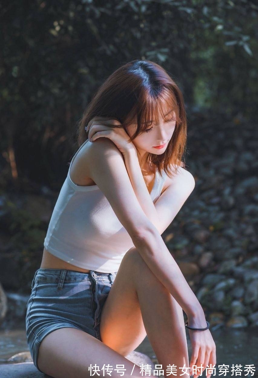 背心|说到小姐姐们最喜欢的穿搭单品，莫过于吊带的背心和牛仔短裤了