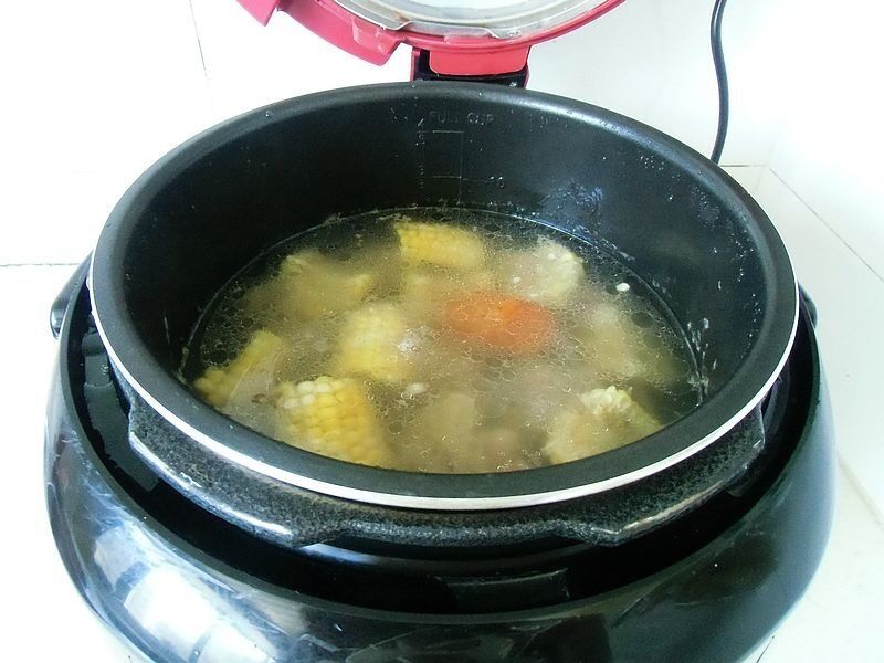 猪蹄这样炖，只需轻轻一按，简单又滋补，全家都能吃