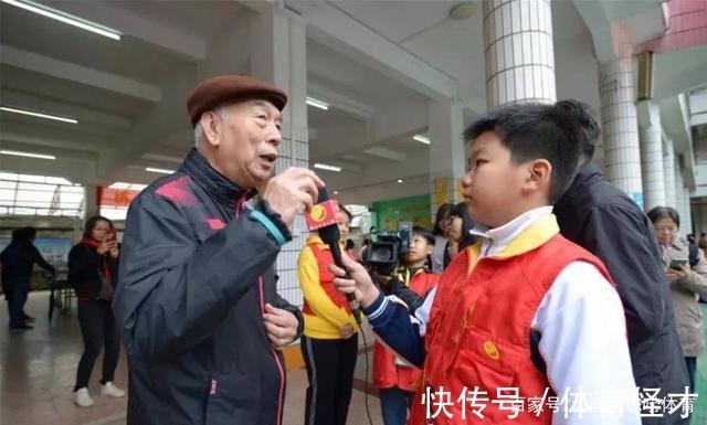 世锦赛|国乒82岁传奇亮相,现身颁奖被冷落,看刘国梁被围,默默转身离去