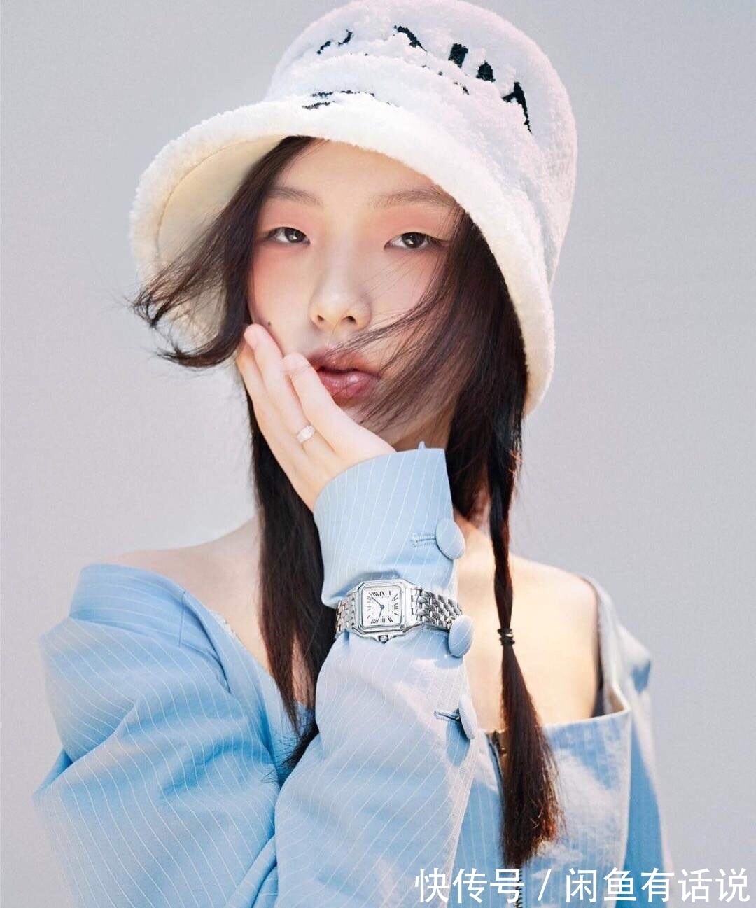 女儿|小S携女儿同台亮相,穿开叉裙站姿妩媚,仍被女儿高级脸抢了镜