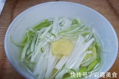 调猪肉馅时,有人先放油有人最后放油?大厨教我正确做法,特香