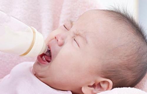 宝宝处于“厌奶期”，宁愿挨饿也不吃奶，到底哪出了问题？