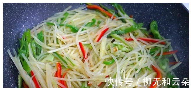 青椒土豆丝|炒土豆丝别直接下锅,大厨教你多做这2步,香脆入味一上桌就吃光!
