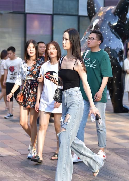 牛仔裤可以选择一双高跟鞋来衬托,也是很美的