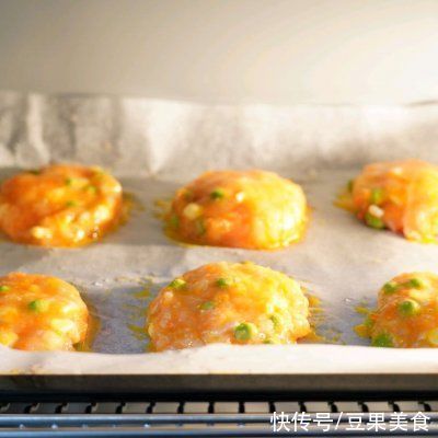 豌豆|把全家人征服的芝士拉丝鱼肉饼,好吃到过分