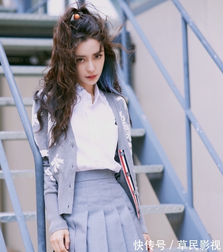 学院风|Angelababy半高马尾解锁夏日清爽活力,搭配学院风短裙可爱减龄