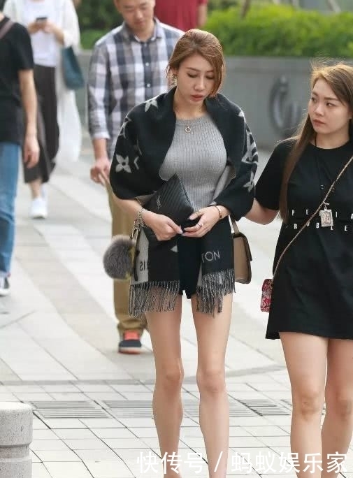 美女简单的穿搭,凸显不一般的身材