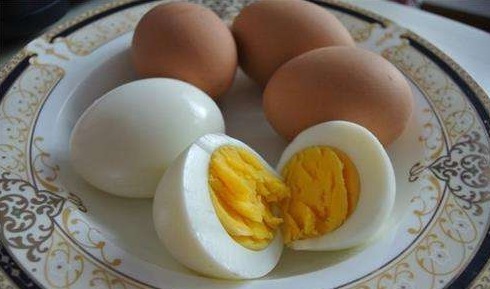 煮鸡蛋,别只会用清水,加点它,蛋壳一碰就掉,吃起来嫩又营养高