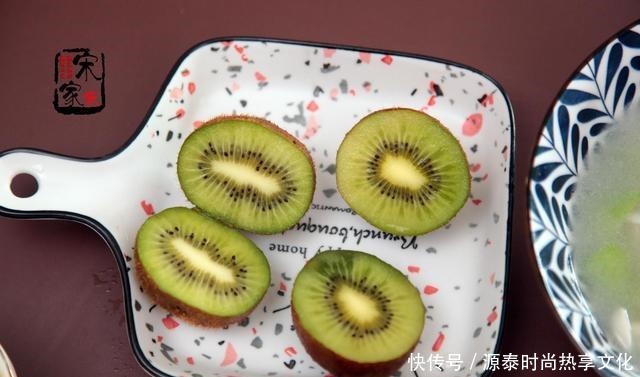 晚餐做了2道菜,表哥又来蹭饭,老公说少说话,多吃菜!