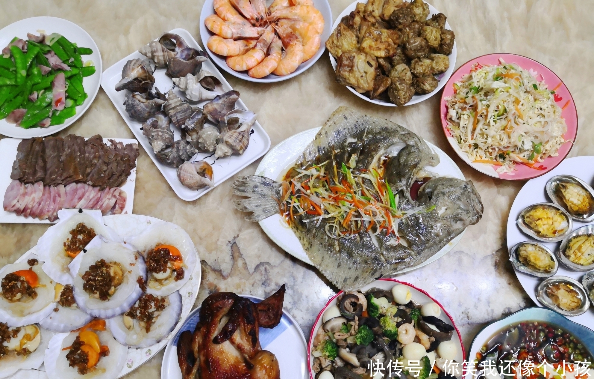  东北普通人家的年夜饭，摆盘虽不精致，味道一流，鱼肉海鲜全都有