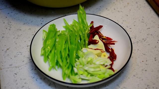 炒尖椒土豆丝，记住“2不放2窍门”，好吃入味、脆爽不粘锅