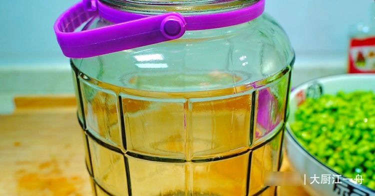 夏季|腌酸豆角，只放盐容易坏！老奶奶教你一招，酸脆爽口放一年也不坏