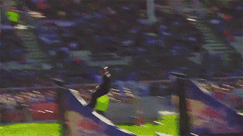 |搞笑GIF:姑娘,你又调皮了,大庭广众下吐舌头可不好!