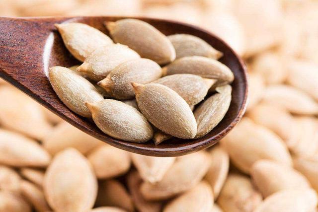 彭鑫蕊|每天吃一小把南瓜子,有4大好处,但医生提醒1类人少吃为妙