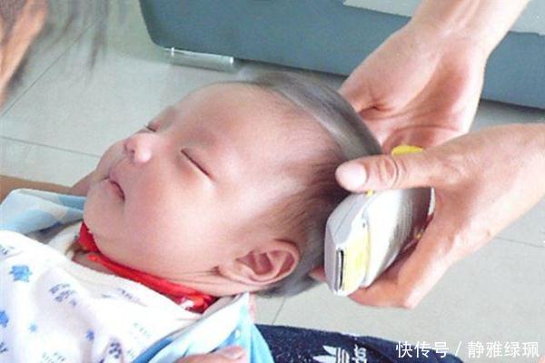 妈妈趁宝宝睡着给宝宝剃了个光头,宝宝醒来后的行为,妈妈乐了