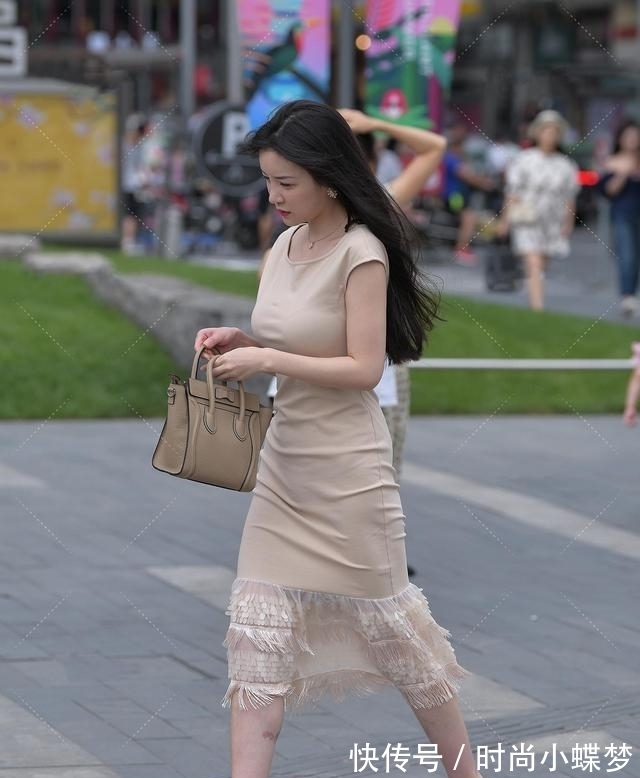 杏色|现在穿搭这么随意,直接用“鱼鳞”当裙摆,想当美人鱼吗?