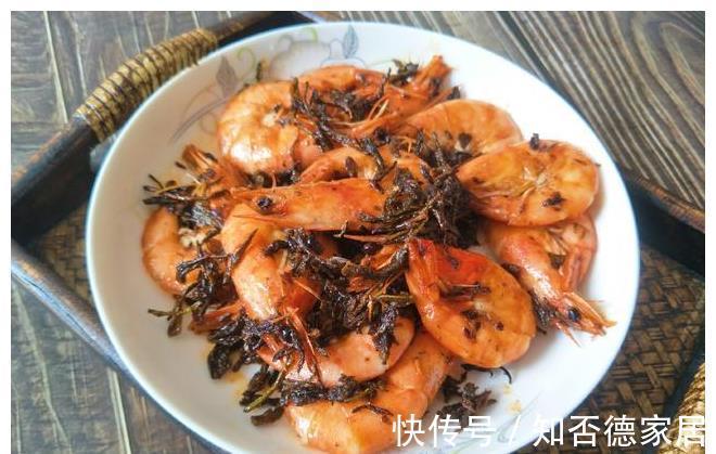 茶叶|大虾只会炒番茄？教你一个新吃法，加一把茶叶，准保味道香酥好吃