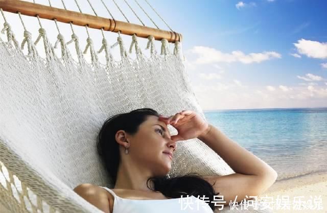 跷二郎腿|女人老不老,这5个表现看了就知道,一点都藏不住