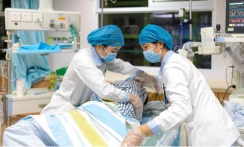 医生|夫妻俩查出肺癌,丈夫离世,妻子重症室,医生摇头:这种病,怎么敢一拖再拖