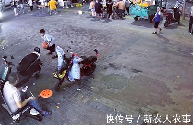 家长|俩熊孩子在马路上玩球,精准踢翻父亲的饭碗,网友:家长需要反思
