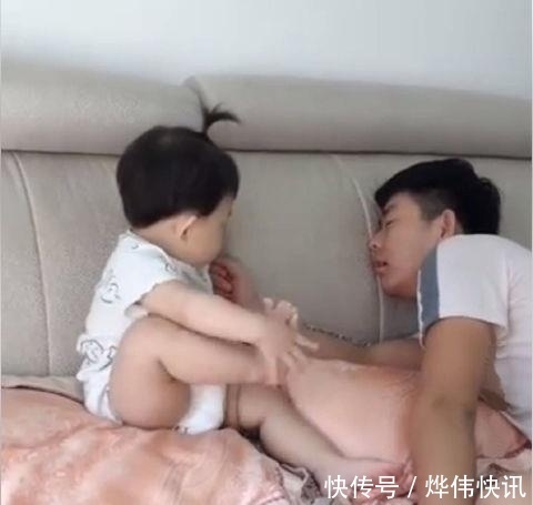 小脚丫|萌娃抬脚让哥哥闻闻,哥哥假装被熏晕,孩子随后的反响萌翻