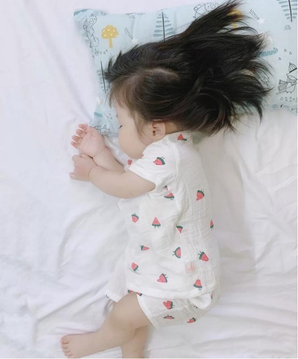 抱着能睡一放就醒，婴儿“落地醒”的7个原因，宝妈需尽快掌握