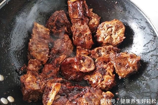冬天吃肉,我常买它,比排骨便宜,比牛肉鲜香,炖一炖滋补又馋人