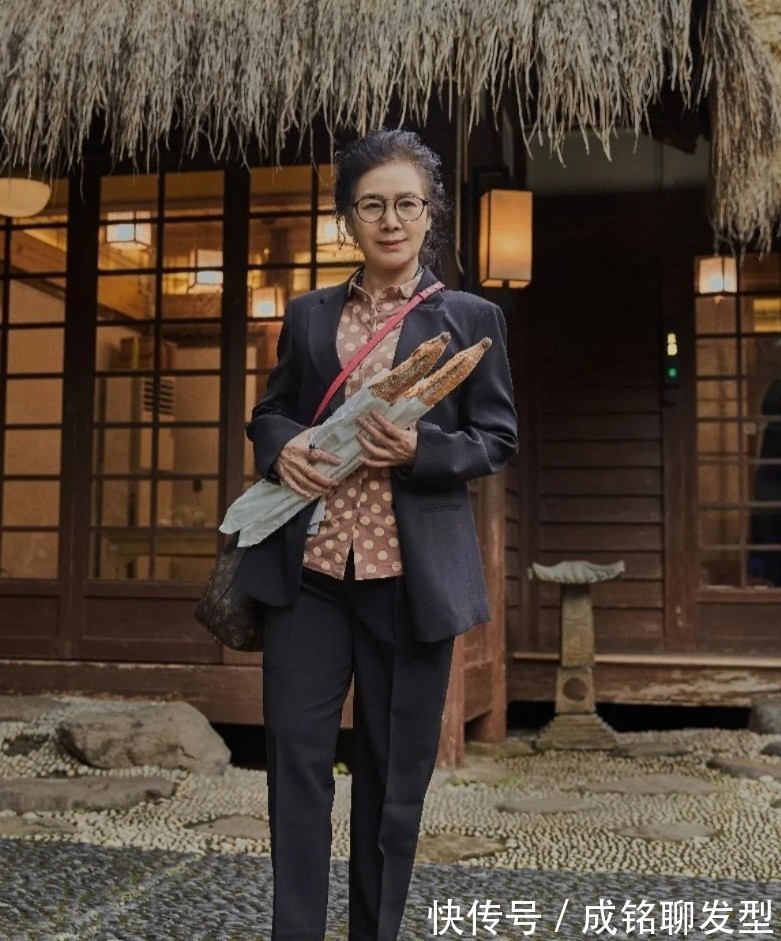 老少皆宜|60岁女人穿衣要避开“大妈感”,学学这位阿姨的穿搭,优雅又大气