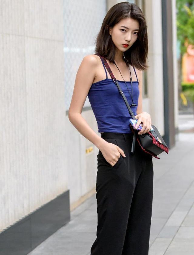 小姐姐这么瘦, 还把阔腿裤穿出“紧身裤”的效果, 不料很显高