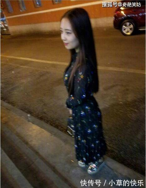 |幽默笑话:在酒吧见到一个很漂亮女孩 想搭讪吧又没那个胆