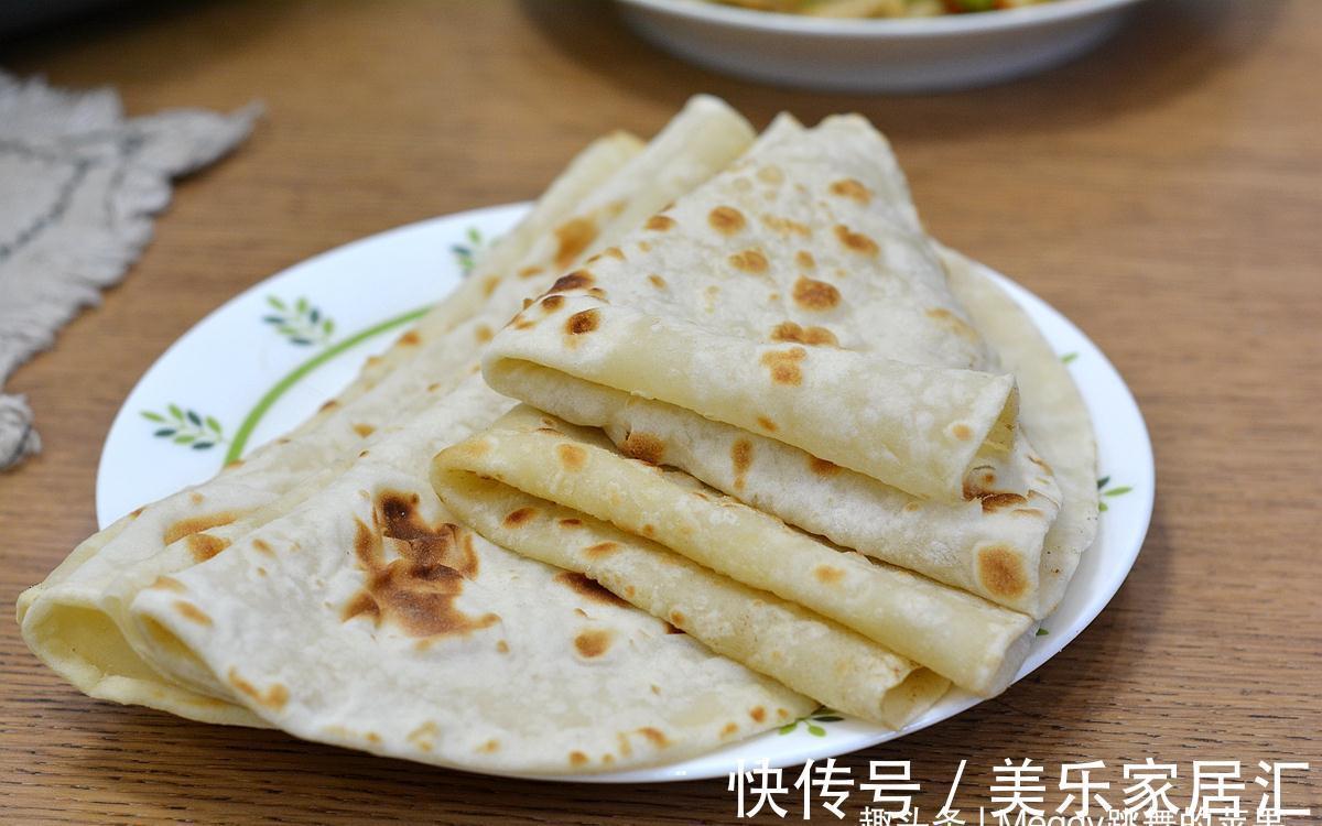 2分钟出锅的烙薄饼，又软又香卷着吃，用凉水还是热水揉面不挑剔