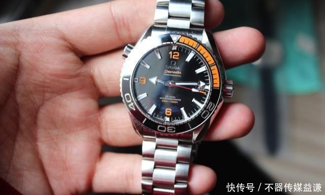 纽约等地联合执法缴获大量奢侈品！当众碾压销毁完全不给一点面子