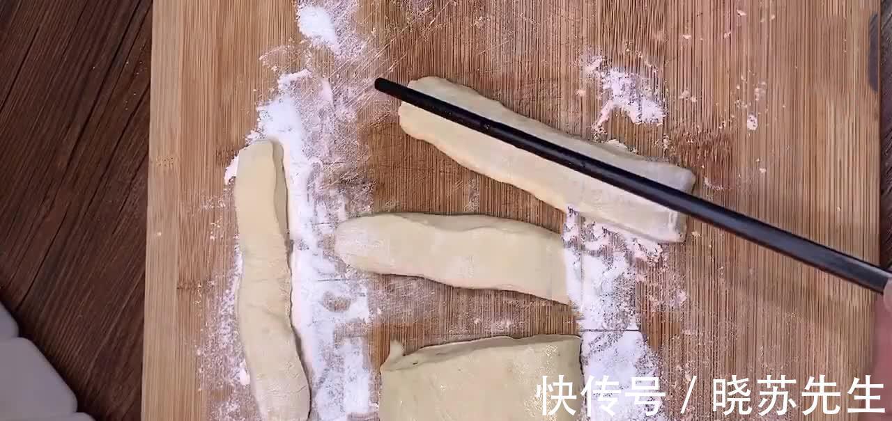 炸出来的油条又干又瘪?只要以下4点充分做到位,担保香脆又蓬松