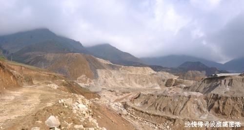 稀土 在我国发觉比希土还有价值的商品,储藏量全世界第一,使用价值达到上千亿