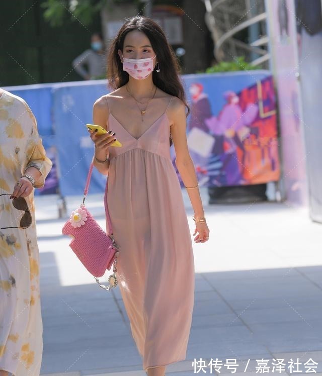 服装 性感背心长裙搭配芭比粉挎包,个性亮眼,适合的服装才会更美!