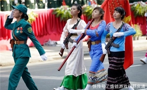 胡志明上台后废除汉字,春联书写也改为字母,但这个汉字却改不了