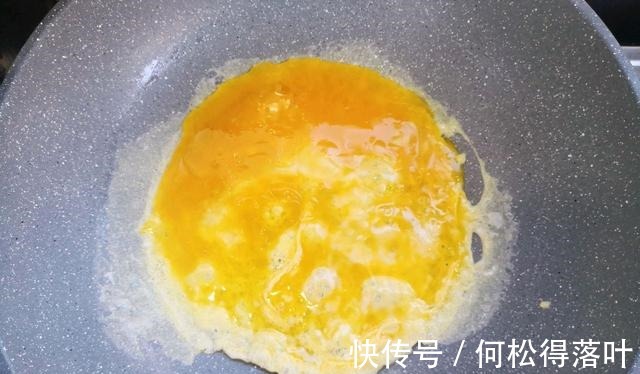 炒制|苦瓜跟鸡蛋一起炒，不苦还下饭，营养又美味！