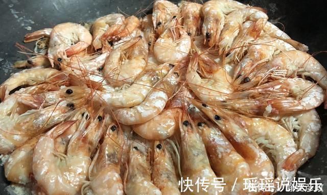 做盐焗虾时,不要直接加盐,多加一步,盐焗虾才能更美味