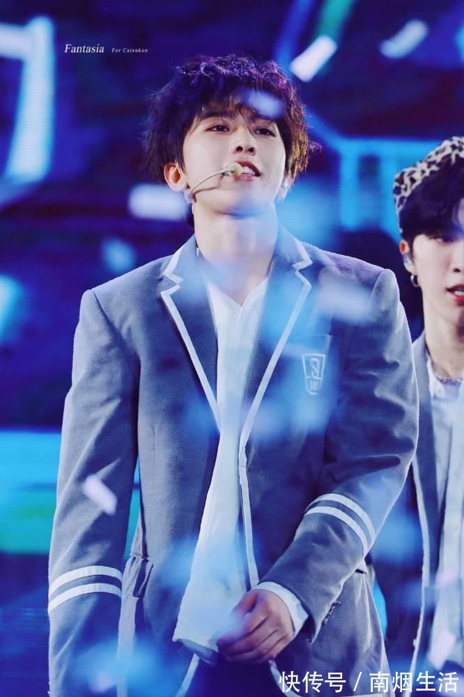 撞衫|创造营第四季和青春有你第三季练习生校服撞衫,双排扣设计赢在设计输在质感