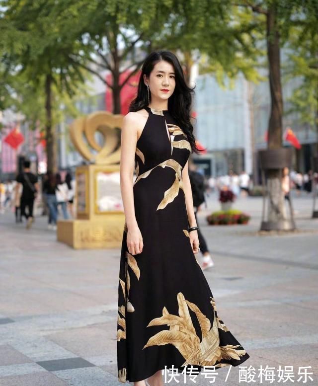 小姐姐|街拍,小姐姐白色无袖上衣搭配黑色紧身裤,身材高挑笑容甜美