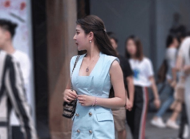 女孩子们|街拍用“流苏线”当饰品点缀,这种大码高跟鞋,没有实力穿不了吧