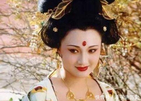 唐玄宗与杨贵妃坐在湖边 看见鸳鸯戏水 随口一个成语诞生了 快资讯