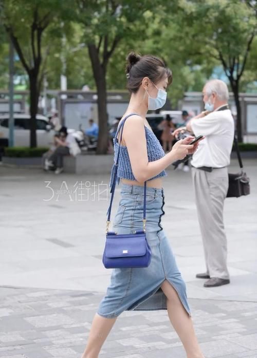 街拍：美女紧致修身的穿搭给人一种绝对的力量感，干练有型