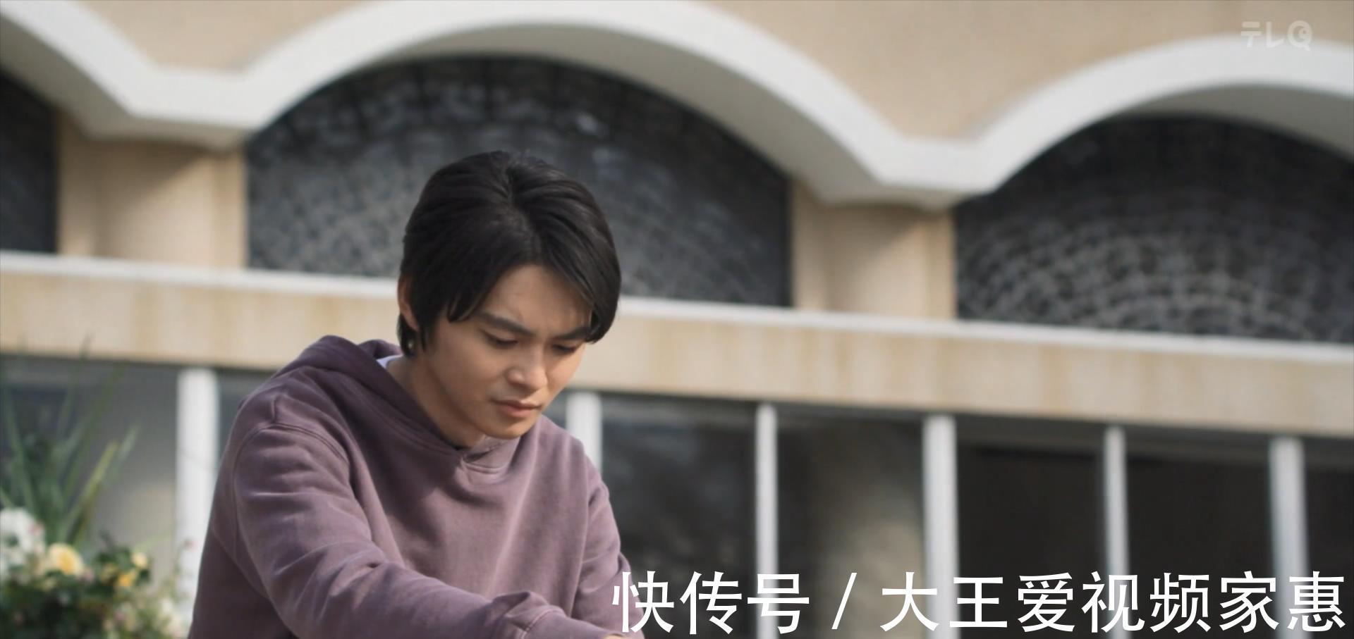 攻击|特利迦奥特曼剑悟送花给圣彰人,为他挡下攻击,结名沦为配角